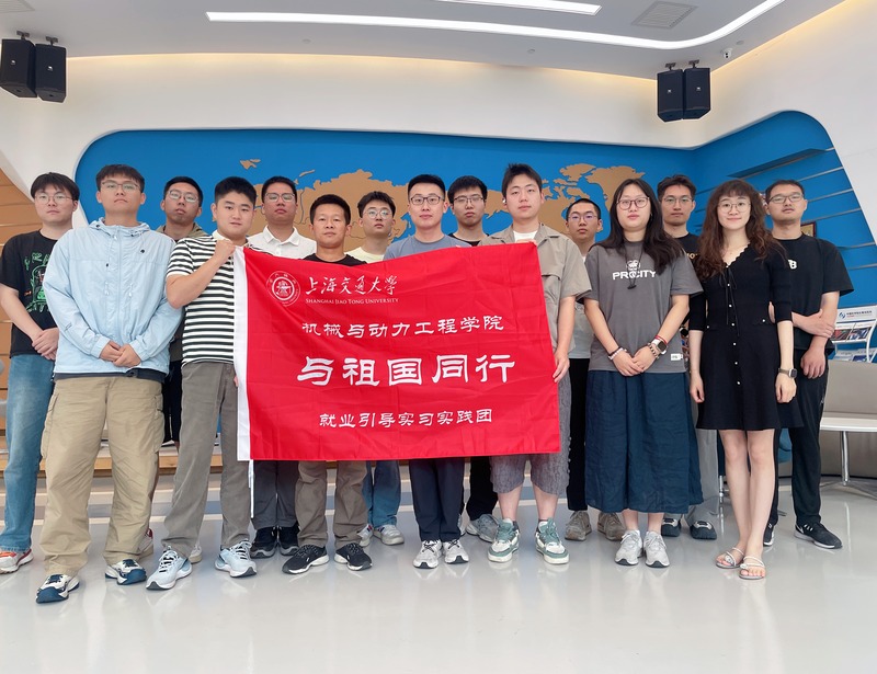 图1+光机参观所合照_resized.jpg