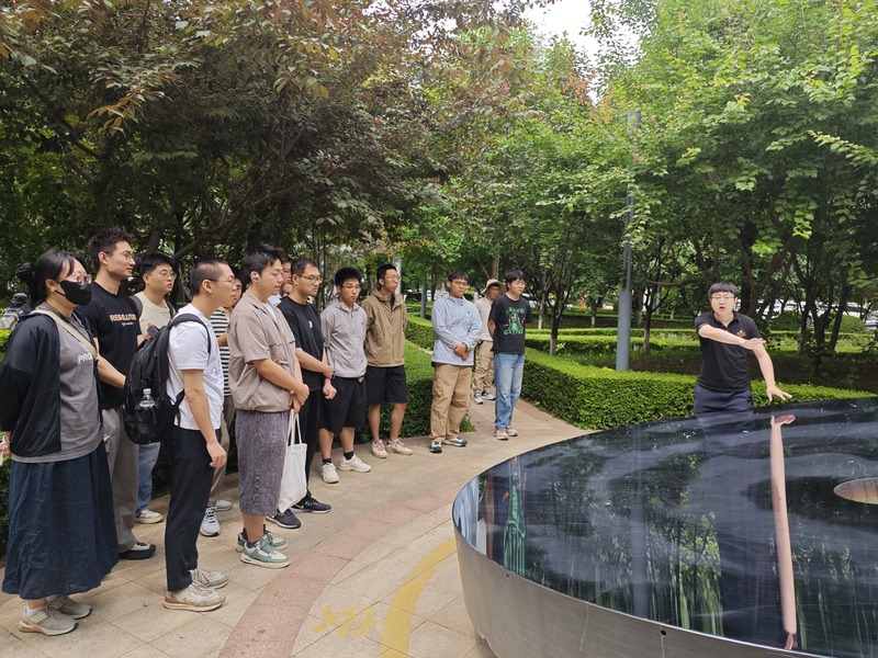 图2+学生参观碳化硅大型镜面_resised.jpg